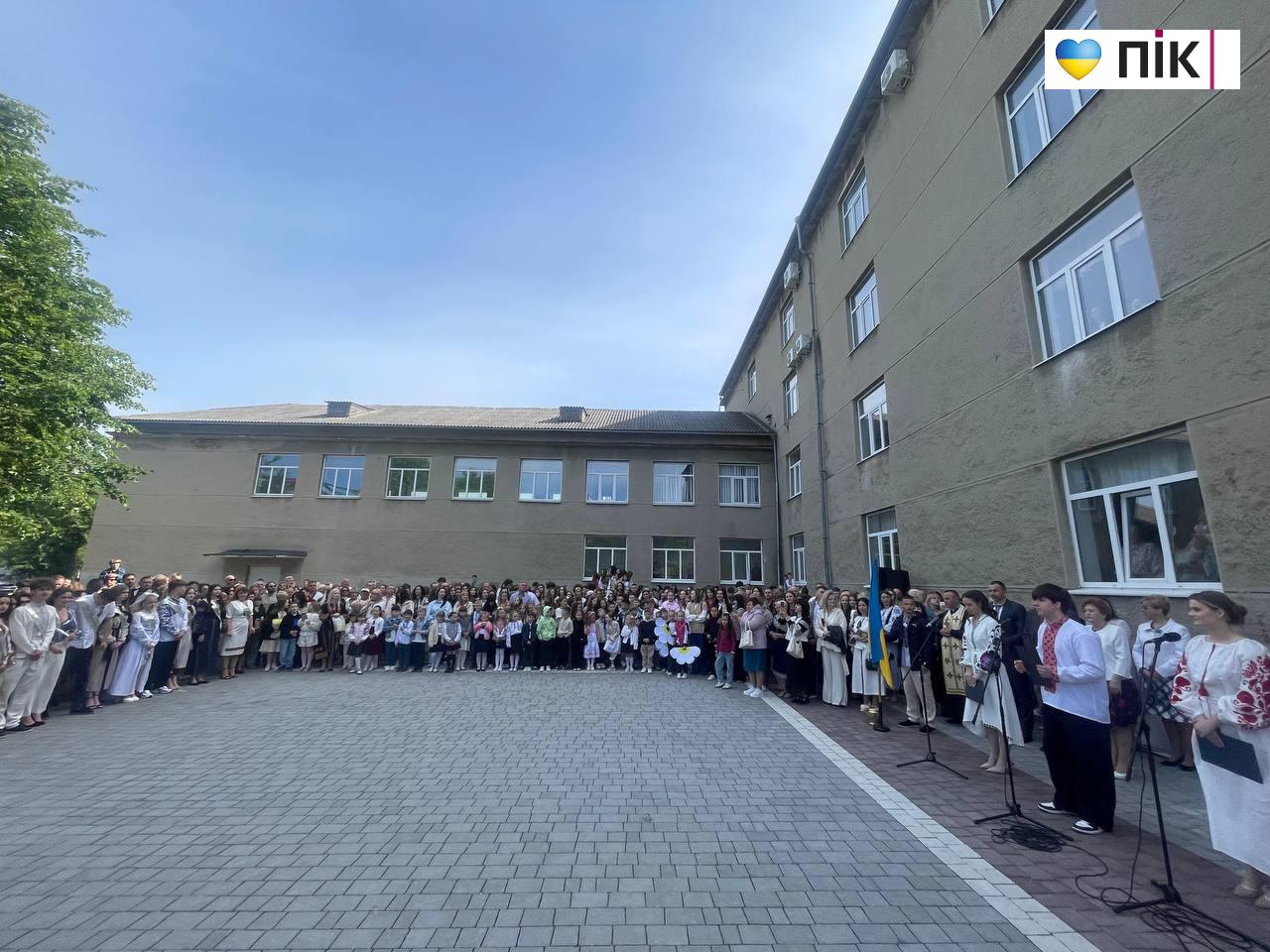 Останній дзвоник-2026 у ліцеях Івано-Франківська: емоції, сльози і надії (ФОТО, ВІДЕО) 5 IMG 20260529 094812 276