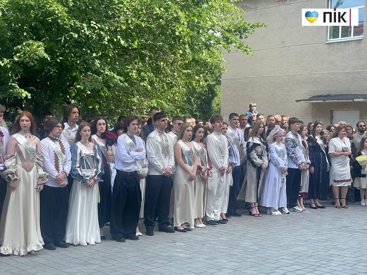 Останній дзвоник-2026 у ліцеях Івано-Франківська: емоції, сльози і надії (ФОТО, ВІДЕО) 13 IMG 20260529 095052 391