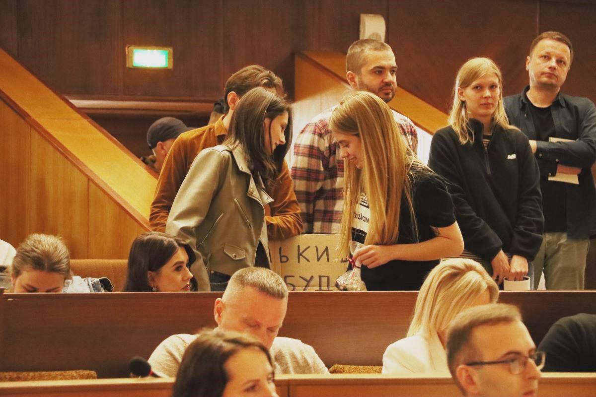 «Бетонні джунглі» та сміття в подарунок: у Франківську активісти влаштували перформанс на сесії (ФОТО) 6 IMG 2890
