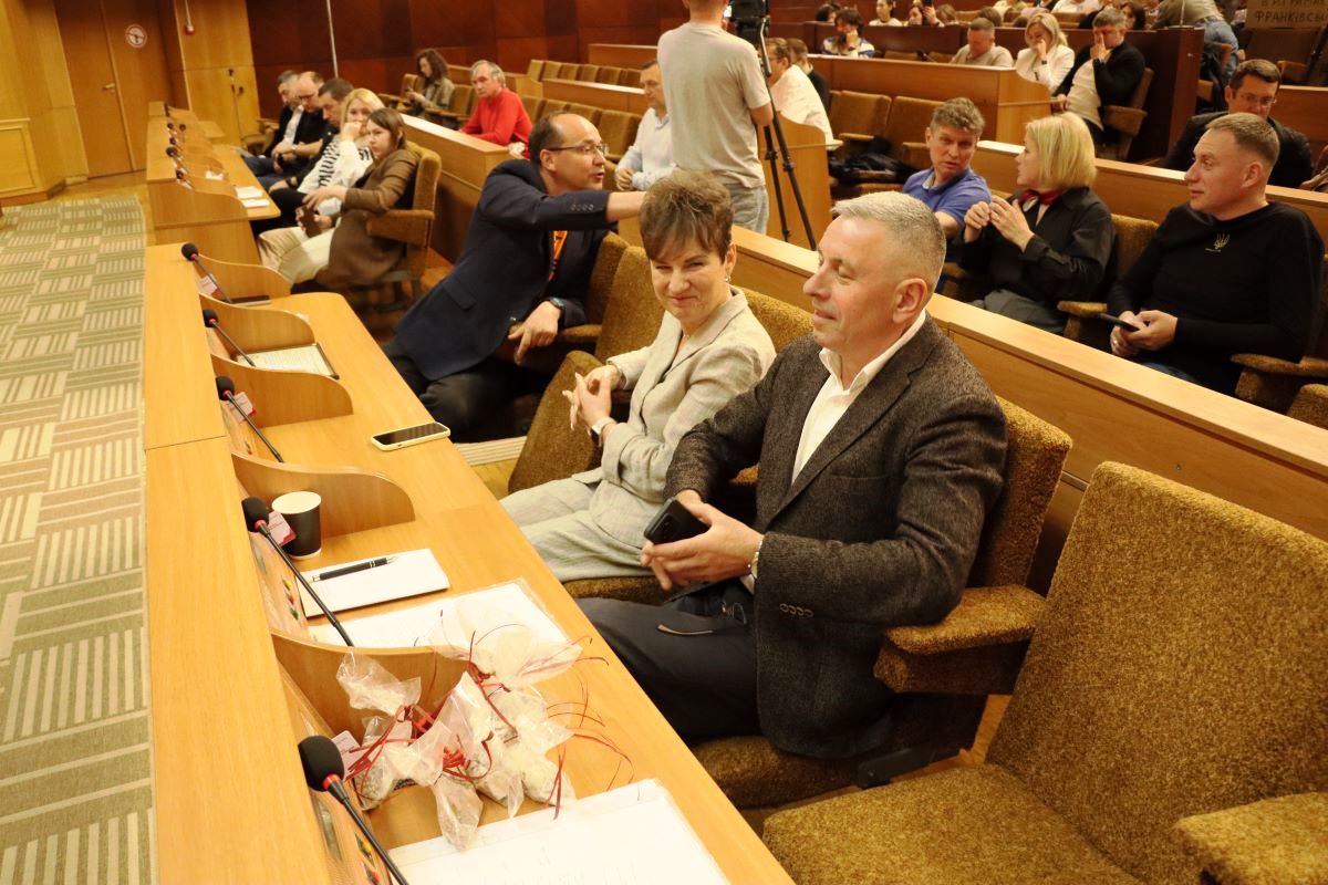 «Бетонні джунглі» та сміття в подарунок: у Франківську активісти влаштували перформанс на сесії (ФОТО) 8 IMG 2899