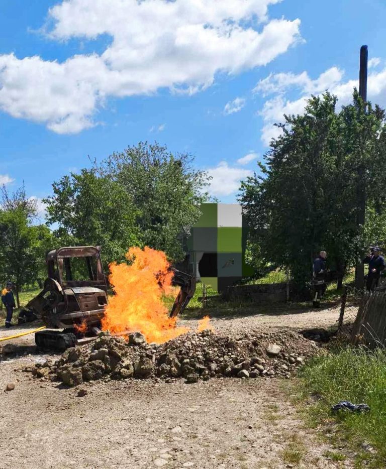 У Калуській громаді екскаватор зачепив газопровід: стався витік газу 10 У Калуській громаді екскаватор зачепив газопровід: стався витік газу