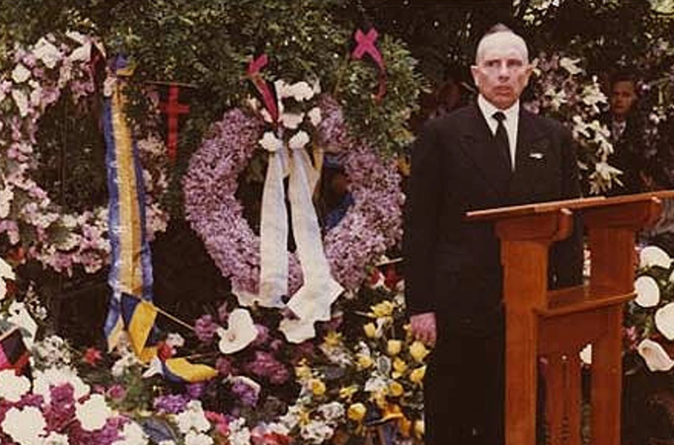 Степан Бандера виступає на могилі Коновальця. 1958 рік