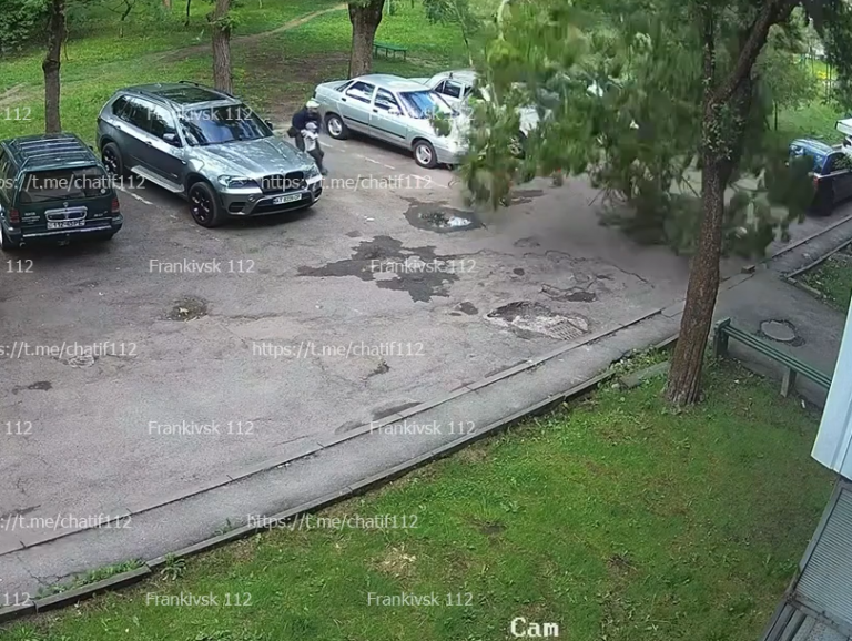 У Франківську дерево впало на дитину (ВІДЕО) 5 Znimok ekrana 2026 05 21 174517