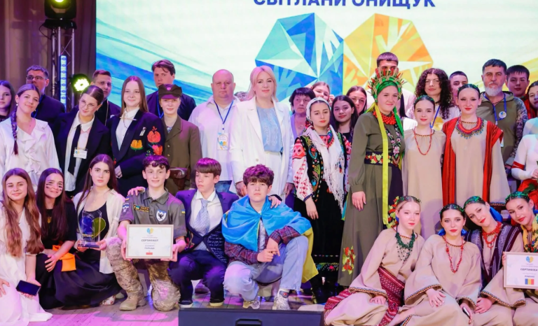 «Серцем єдиним, ми — Україна!»: відбувся фінал ІІІ сезону проєкту для талановитої молоді (ВІДЕО) 12 Znimok ekrana 2026 05 28 102247