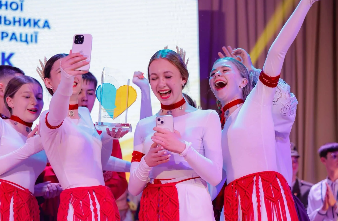 «Серцем єдиним, ми — Україна!»: відбувся фінал ІІІ сезону проєкту для талановитої молоді (ВІДЕО) 2 Znimok ekrana 2026 05 28 102957