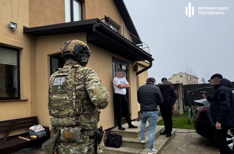 На Івано-Франківщині ДБР викрило масштабну схему та затримало топчиновників Держпраці (ВІДЕО) 12 dbr zatrimalo chotiroh topchinovnikiv upravlinnya derzhpraci 10