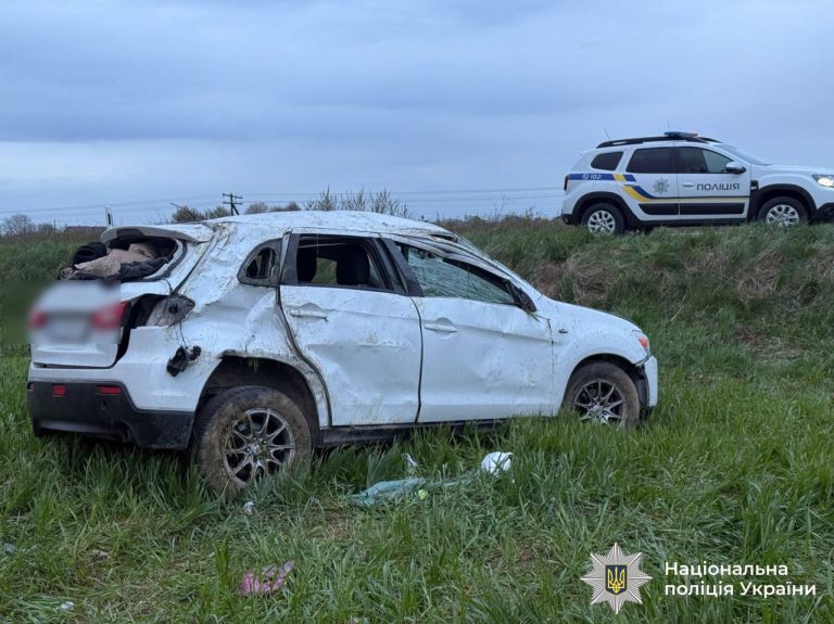 На Прикарпатті авто з'їхало у кювет і перекинулося: є травмовані (ФОТО)