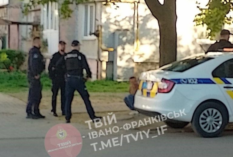 Чоловік із ножем налякав перехожих в Івано-Франківську (ФОТО) 8 photo 2026 05 04 19 33 17