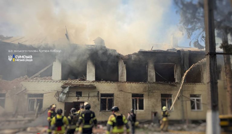У Сумах ворожі безпілотники вдарили по будівлі дитячого садочка (ФОТО) 8 photo 2026 05 06 11 30 15 e1778057850307