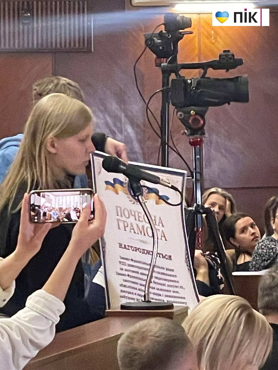 «Бетонні джунглі» та сміття в подарунок: у Франківську активісти влаштували перформанс на сесії (ФОТО) 3 photo 2026 05 16 08 35 59