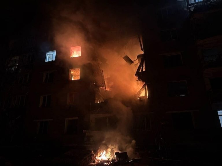 У Конотопі частково зруйнована багатоповерхівка, під завалами можуть бути люди (ФОТО) 3 photo 2026 05 20 06 13 26