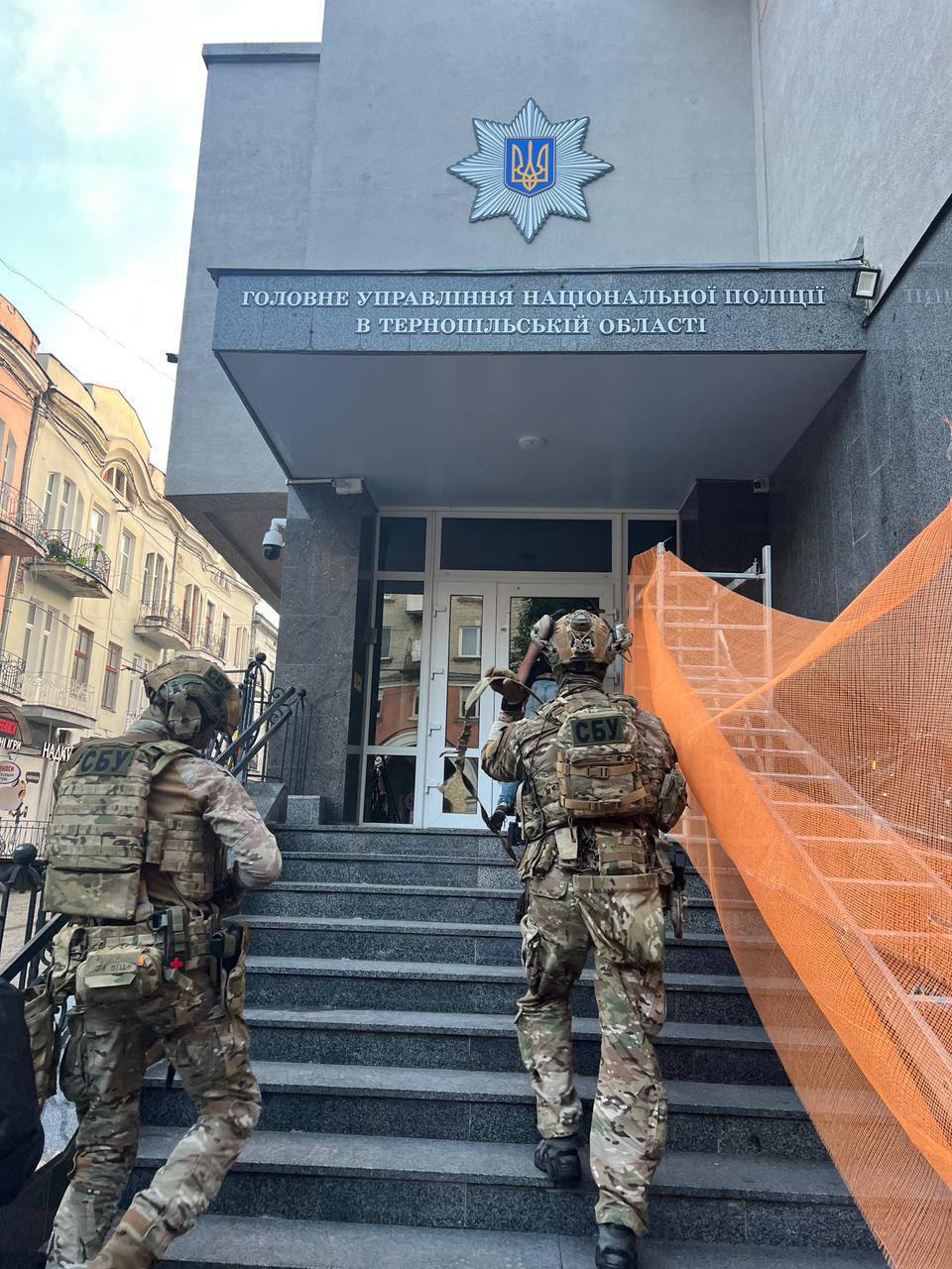 Від ранку тривають обшуки в Нацполіції на Івано-Франківщині та ще двох областей (ФОТО) 2 photo 2026 05 20 08 14 09