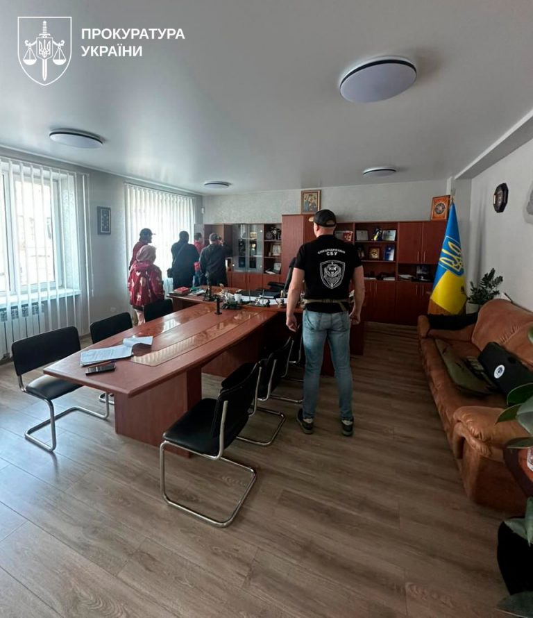 Чотирьох посадовців поліції, яких викрили на хабарі, відсторонили від роботи