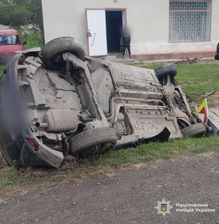 На Франківщині автомобіль злетів у кювет і перекинувся (ФОТО, ВІДЕО) 10 photo 2026 05 30 11 49 13