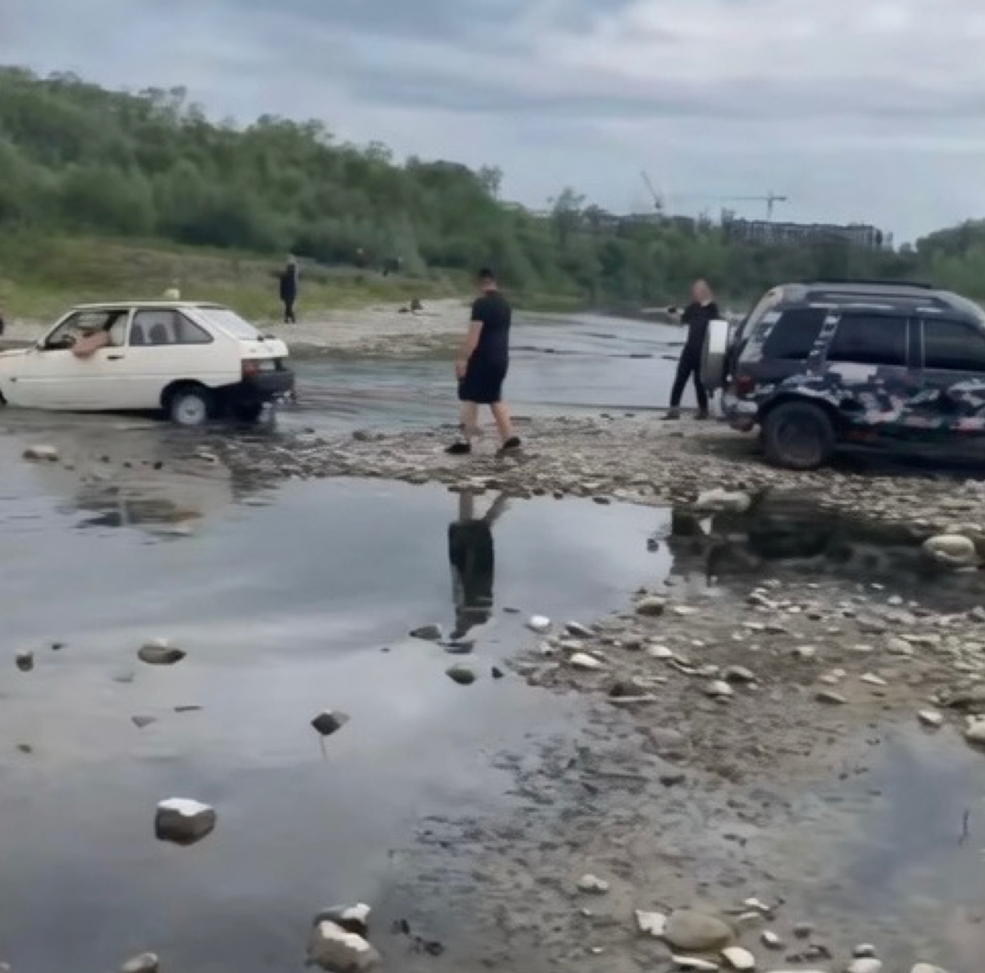 Неподалік Франківська п'яний водій намагався переїхати річку та застряг у ній (ФОТО) 2 2