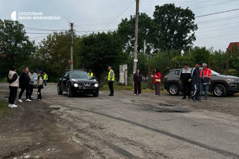 Жителі Загвіздя вийшли на протест через аварійний стан дороги (ФОТО)