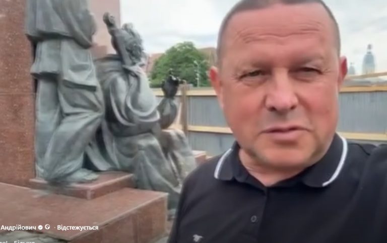 У Надвірній ремонтують постамент пам’ятника Шевченку (ВІДЕО)