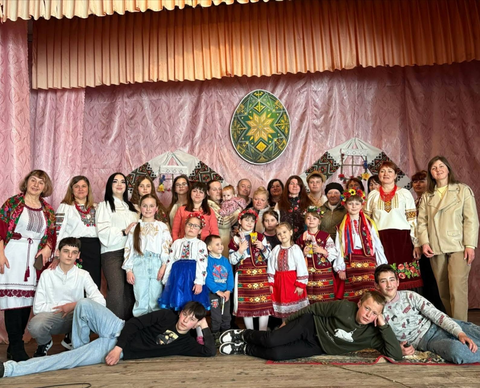 Жителі Вікнян на Франківщині вже рік боряться за відкриття школи (ФОТО) 4 678375301 122134662639015721 1762979715933900283 n