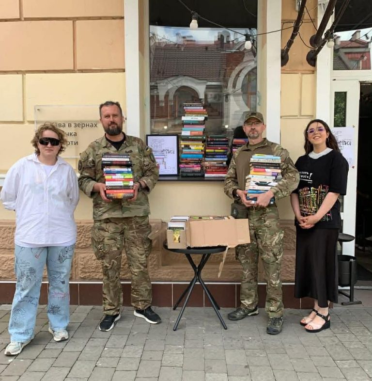 У Франківську збирають книги для артилерійської бригади «Грегіт» 7 708580787 1270827411528690 7205902423308019479 n