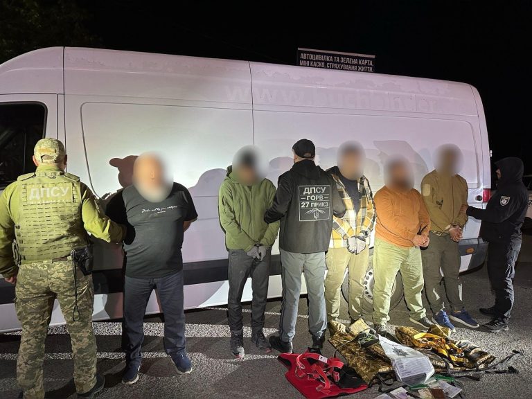 На Закарпатті чоловіків з трьох областей хотіли переправити за кордон (ФОТО) 12 На Закарпатті чоловіків з трьох областей хотіли переправити за кордон (ФОТО)