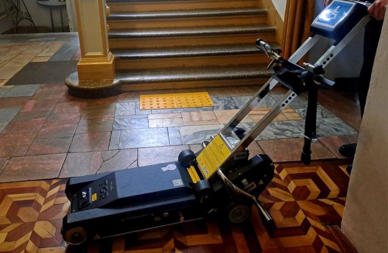 У Калуші встановили унікальний підйомник та відкрили одну з двох тифлоікон в Україні 6 713823822 1413872980774734 4479052624628896740 n 1