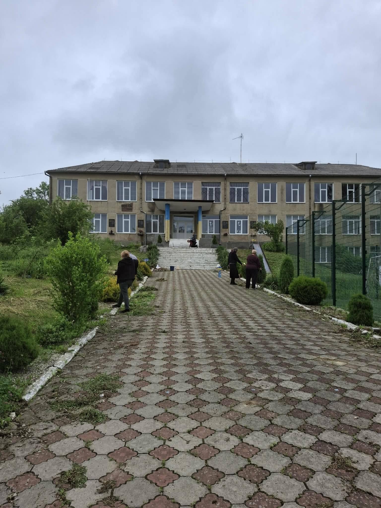 Жителі Вікнян на Франківщині вже рік боряться за відкриття школи (ФОТО) 6 713903473 122138502825015721 7426016866329163563 n
