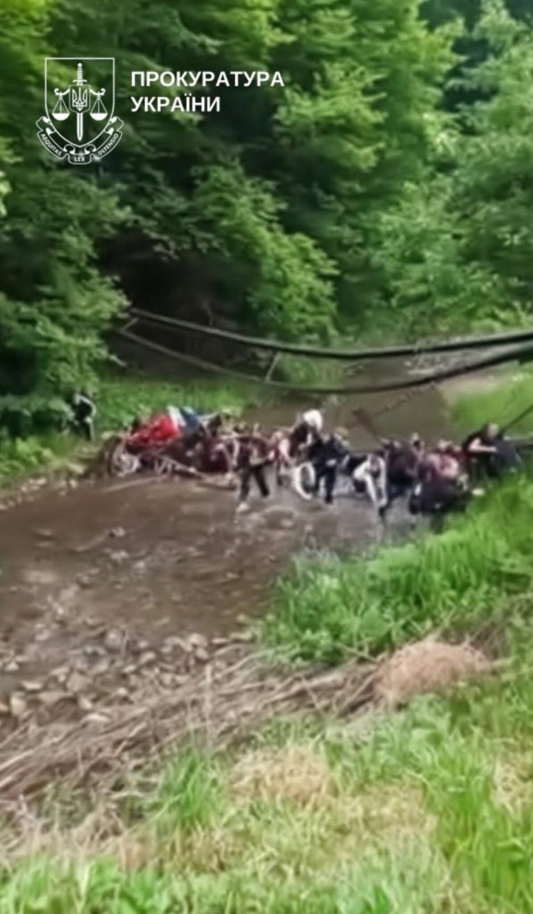 У Чернівецькій області під дітьми обвалився підвісний міст: є постраждалі 8 У Чернівецькій області під дітьми обвалився підвісний міст: є постраждалі