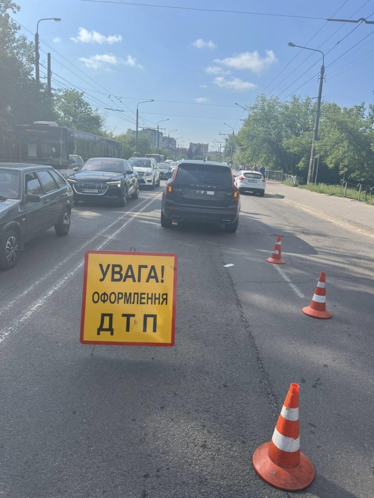 Зіткнулися три авто: у Франківську сталася ДТП (ФОТО)