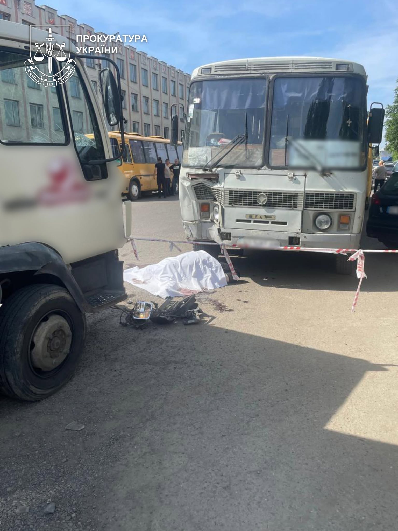 На Закарпатті вантажівка влетіла в людей, які виходили з автобуса: є загиблі (ФОТО) 4 719210500 1461639666000017 1747251372065595744 n