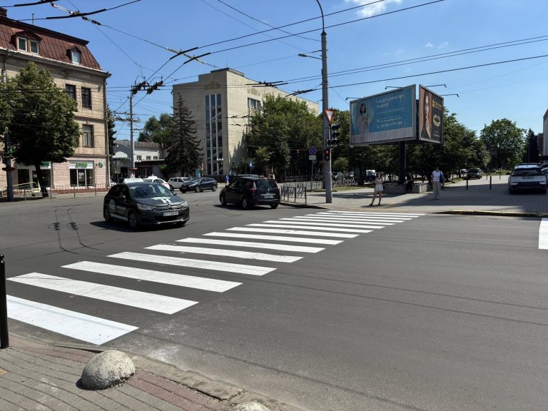 В Івано-Франківську на двох вулицях з'явилися нові «зебри» (ФОТО) 4 В Івано-Франківську на двох вулицях з'явилися нові «зебри» (ФОТО)