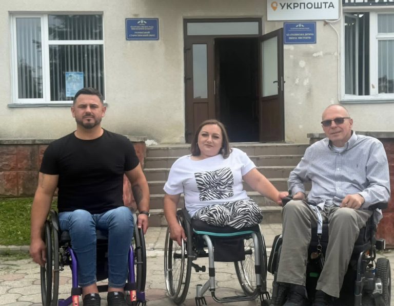Подружжя з Голині звернуло увагу на недоступність громадських установ (ФОТО)
