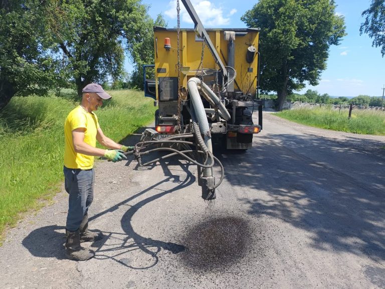 На дорогах Івано-Франківщини тривають ремонтні роботи: перелік ділянок (ФОТО)