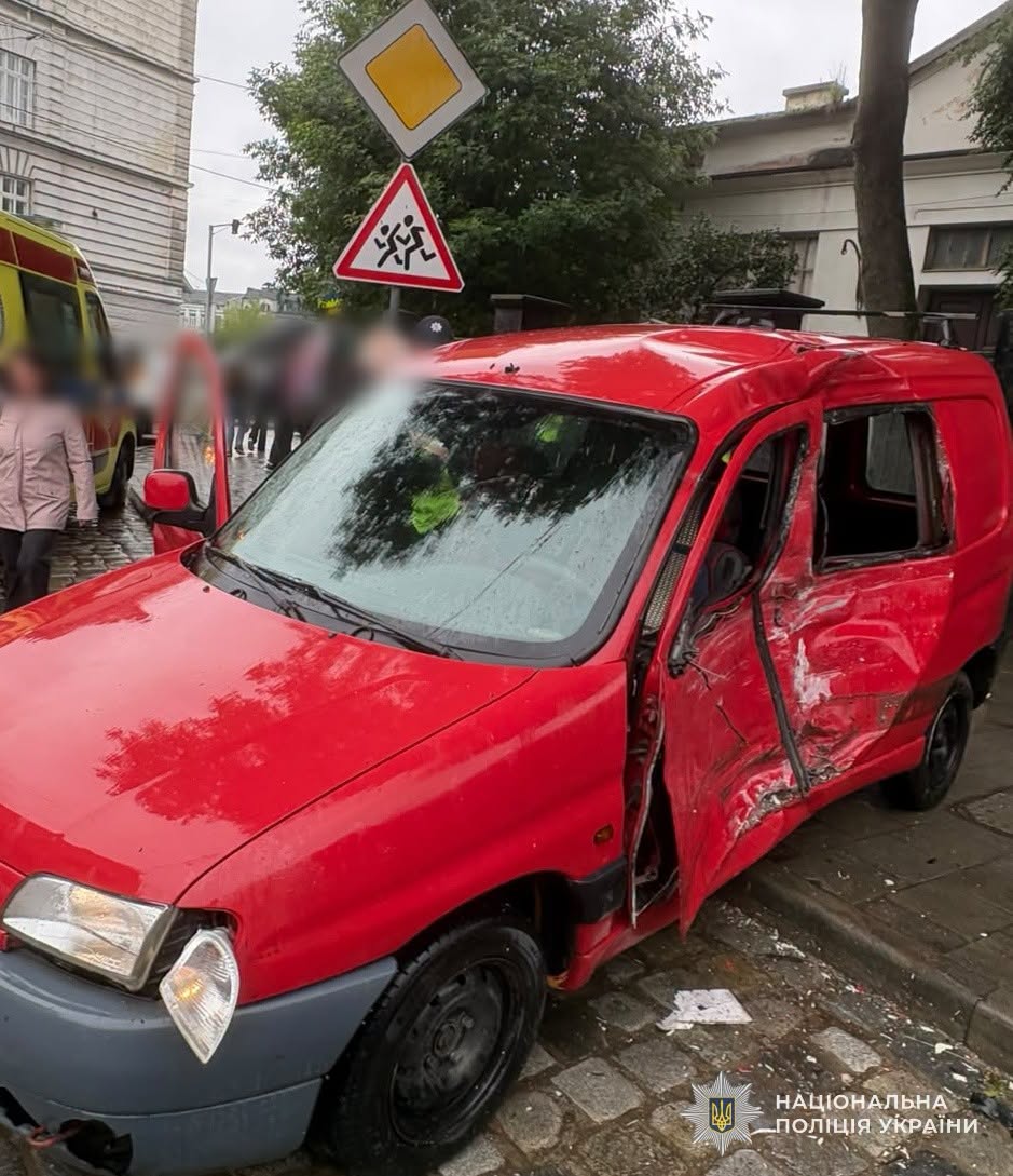У Львові маршрутка зіткнулася з мінівеном і в'їхала в кам'яну стіну (ФОТО) 2 722667175 998922009531359 3323253374468276141 n