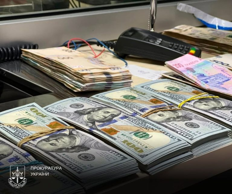 Прокурори передали до АРМА майже 7 млн грн, вилучених у справі про незаконний обіг зброї на Прикарпатті 8 722911107 1450375887129132 2288174342875871697 n