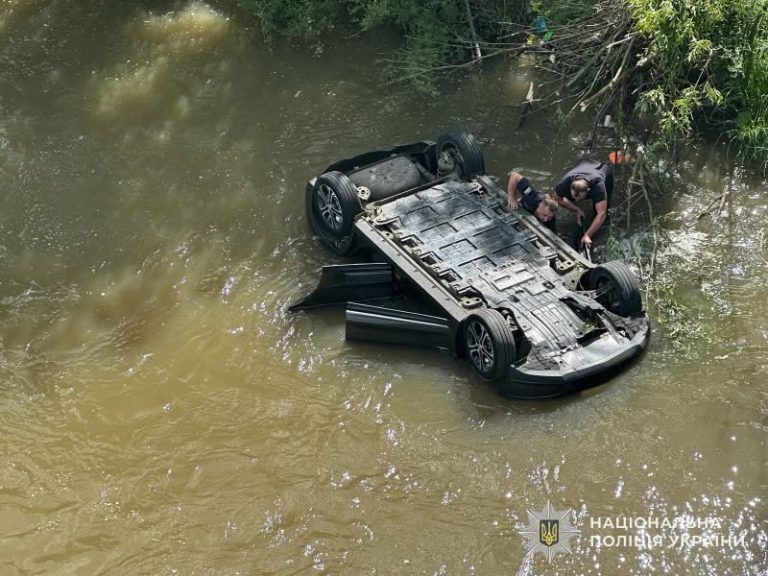 На Львіщині автомобіль перекинувся в річку: загинув водій (ФОТО) 3 725084280 1448915377280229 3451975440976185491 n
