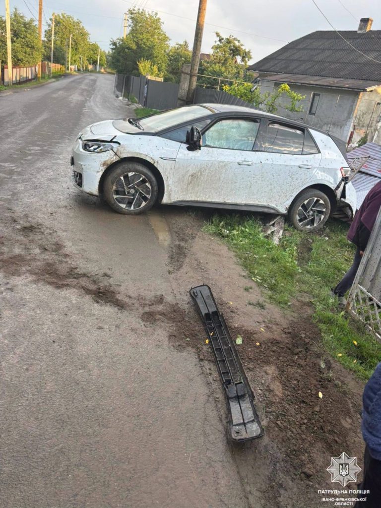 У Вовчинці водій авто в'їхав у паркан (ФОТО) 12 726016509 1034400556222656 8644702491752011795 n