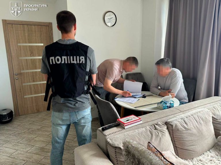 Ексміністру культури повідомили про підозру через виїзд чоловіків за кордон під виглядом музикантів 12 Ексміністру культури повідомили про підозру через виїзд чоловіків за кордон під виглядом музикантів