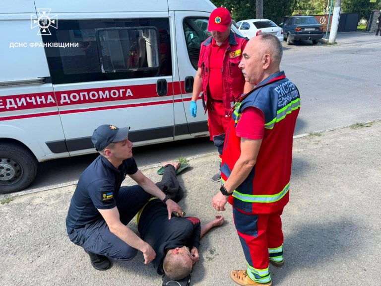 На Прикарпатті офіцер-рятувальник допоміг чоловікові під час епілептичного нападу 7 728653561 1367858358551603 241811313826802814 n