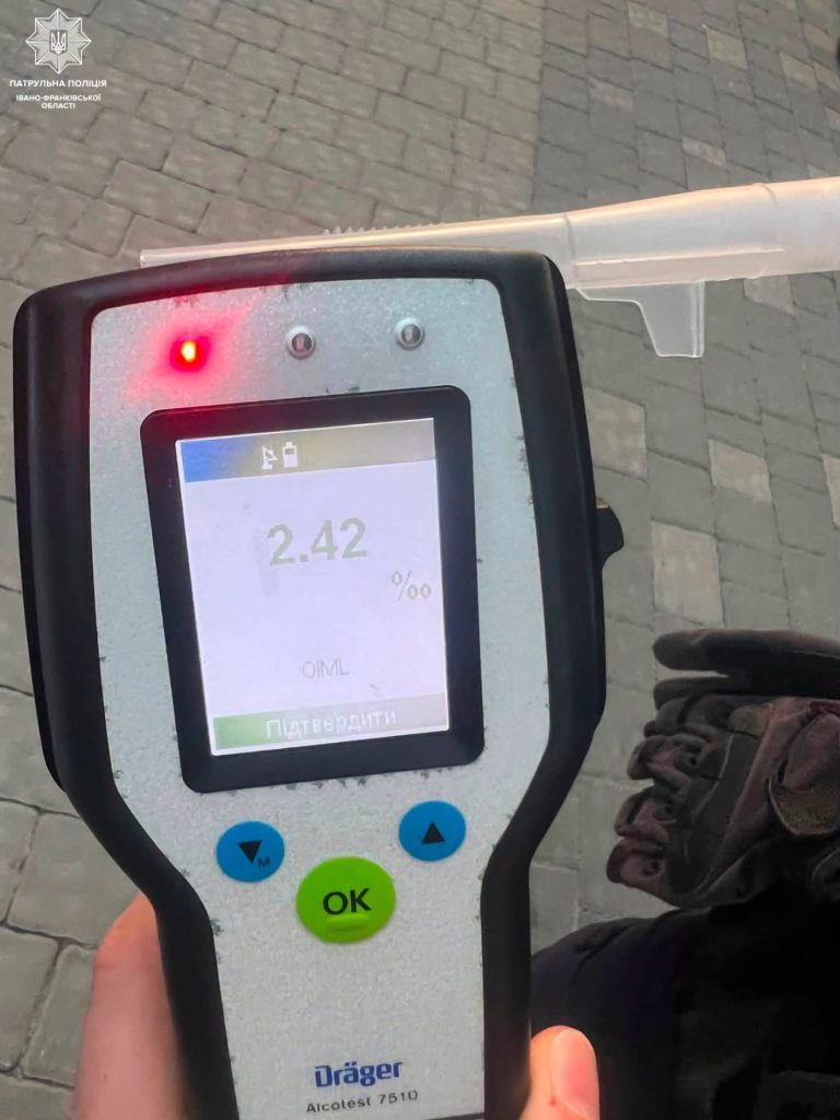 У Франківську водій вчинив ДТП та покинув місце події: його затримали очевидці (ФОТО) 2 736163528 904136652709104 2038045677721414979 n 1