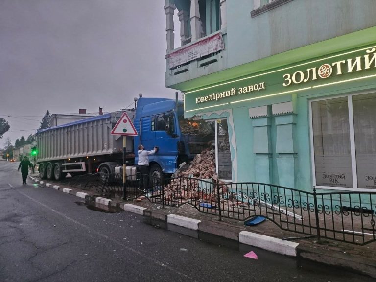 У Снятині вантажівка в'їхала в будівлю (ФОТО) 7 FB IMG 1780461936931 1