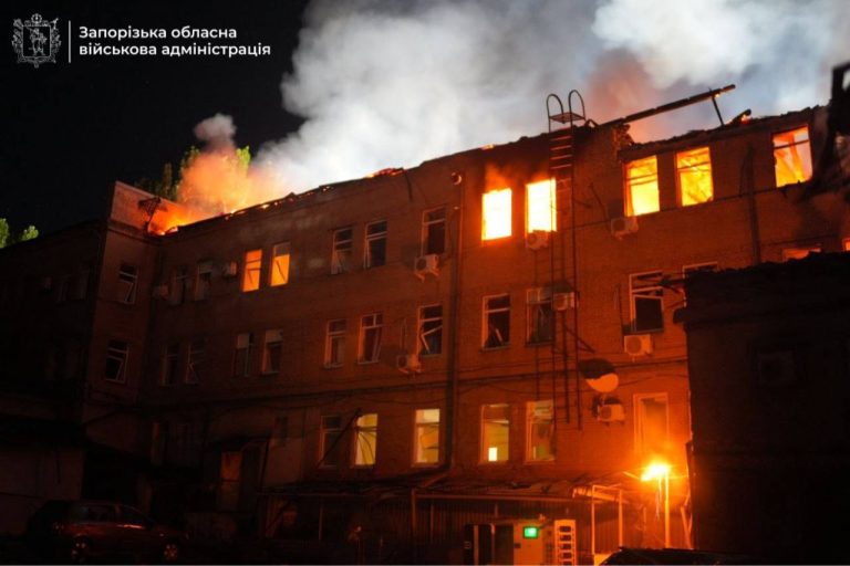 Ворог масовано атакував Запоріжжя дронами: загинула людина, семеро постраждали (ФОТО) 6 IMG 20260617 071828 770