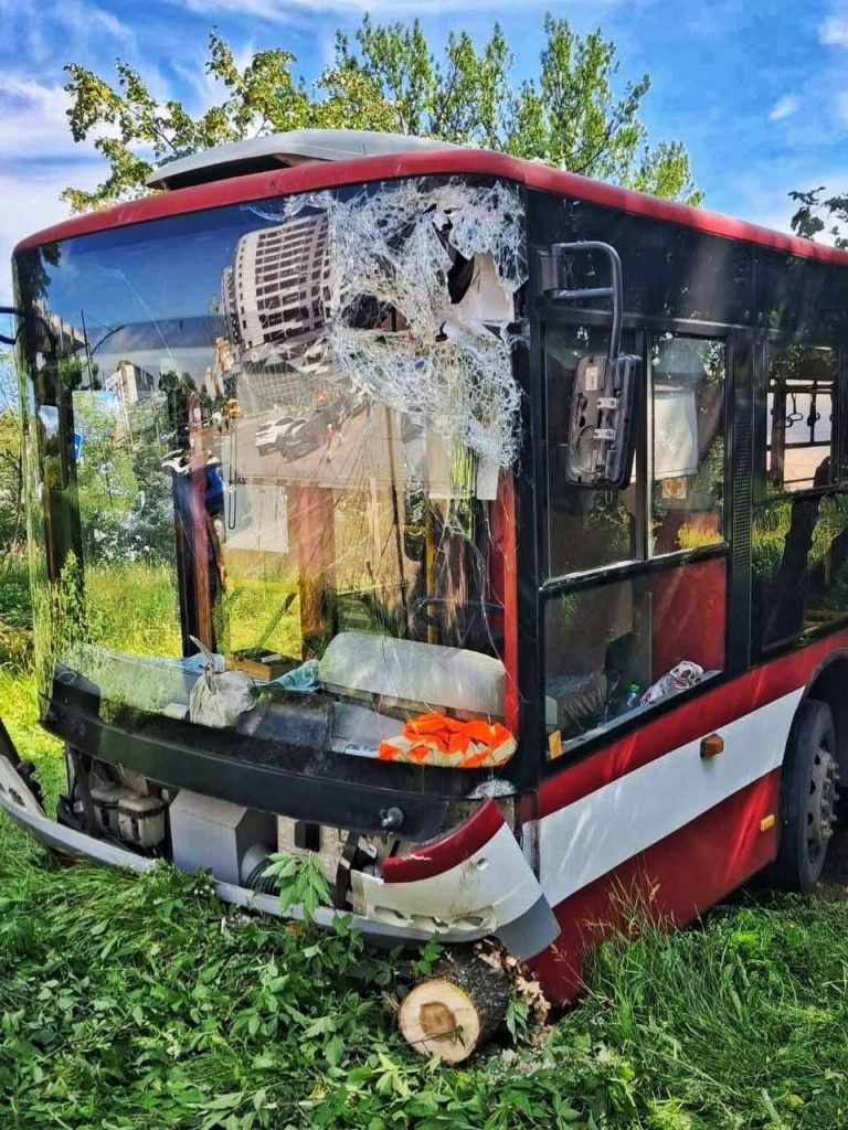 Автобус злетів у кювет: у Франківську розшукують свідків ДТП 9 IMG 20260624 220047 016
