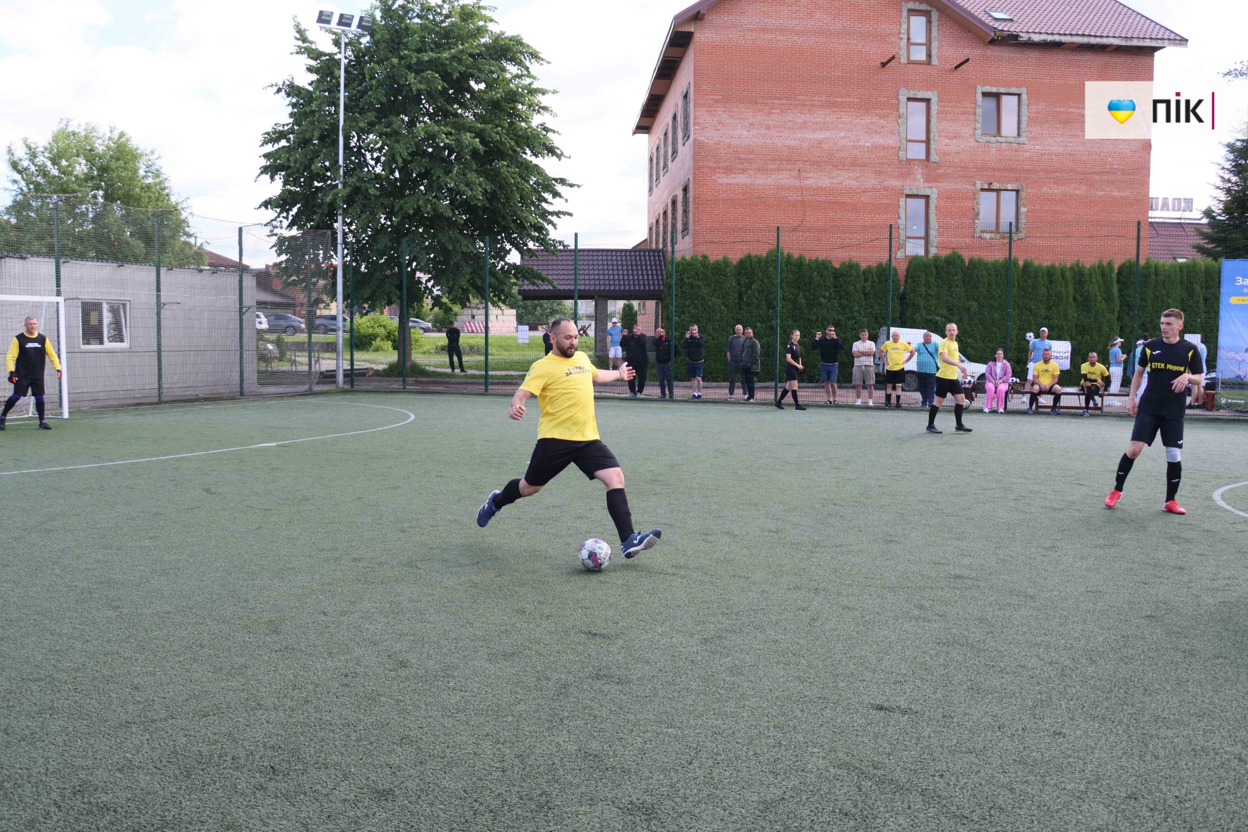 В Івано-Франківську стартував футбольний турнір ДТЕК Cup: 18 команд змагаються та збирають кошти для військових (ФОТОРЕПОРТАЖ) 68 IMG 9055 scaled