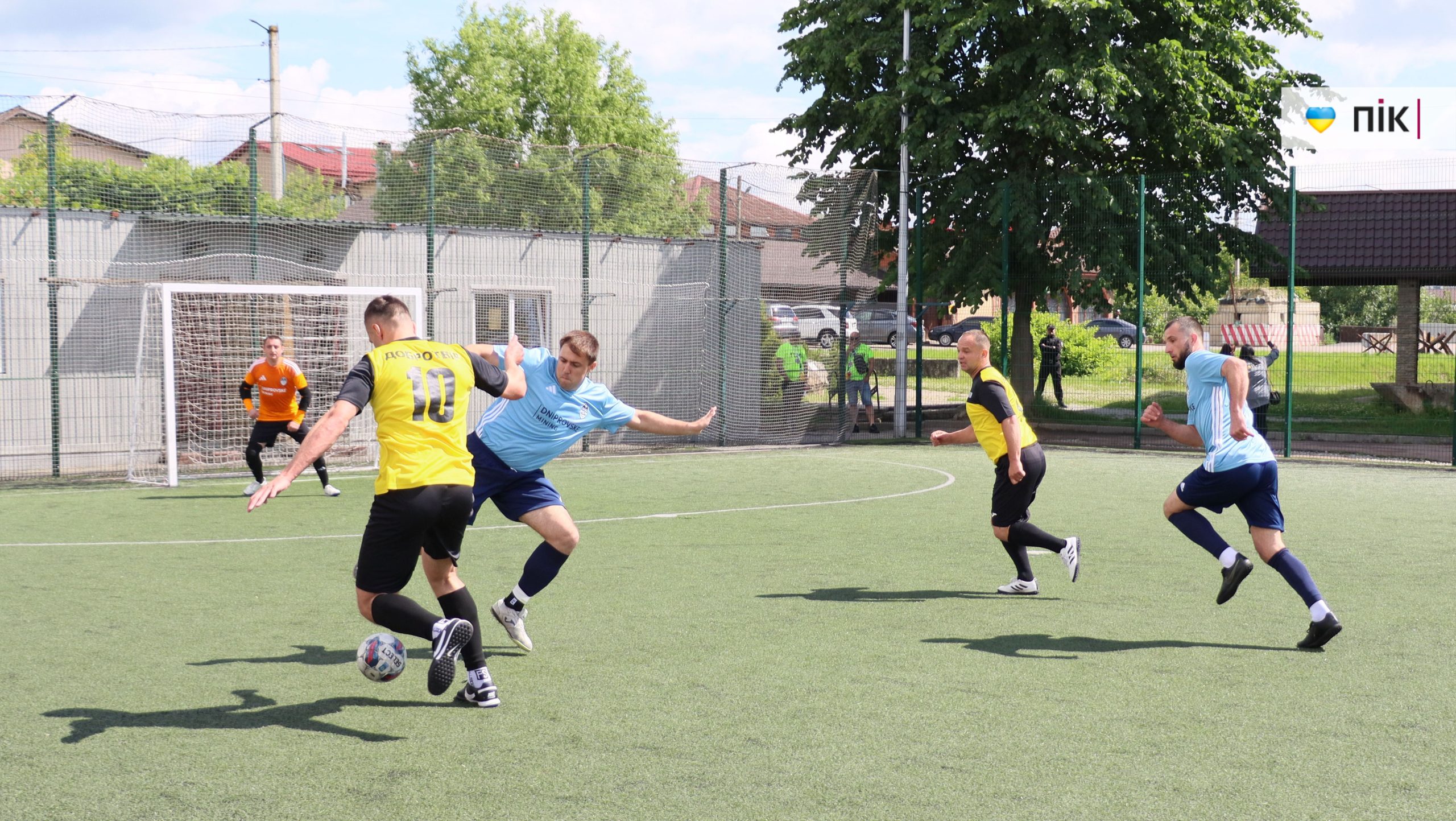 В Івано-Франківську стартував футбольний турнір ДТЕК Cup: 18 команд змагаються та збирають кошти для військових (ФОТОРЕПОРТАЖ) 78 IMG 9228 scaled