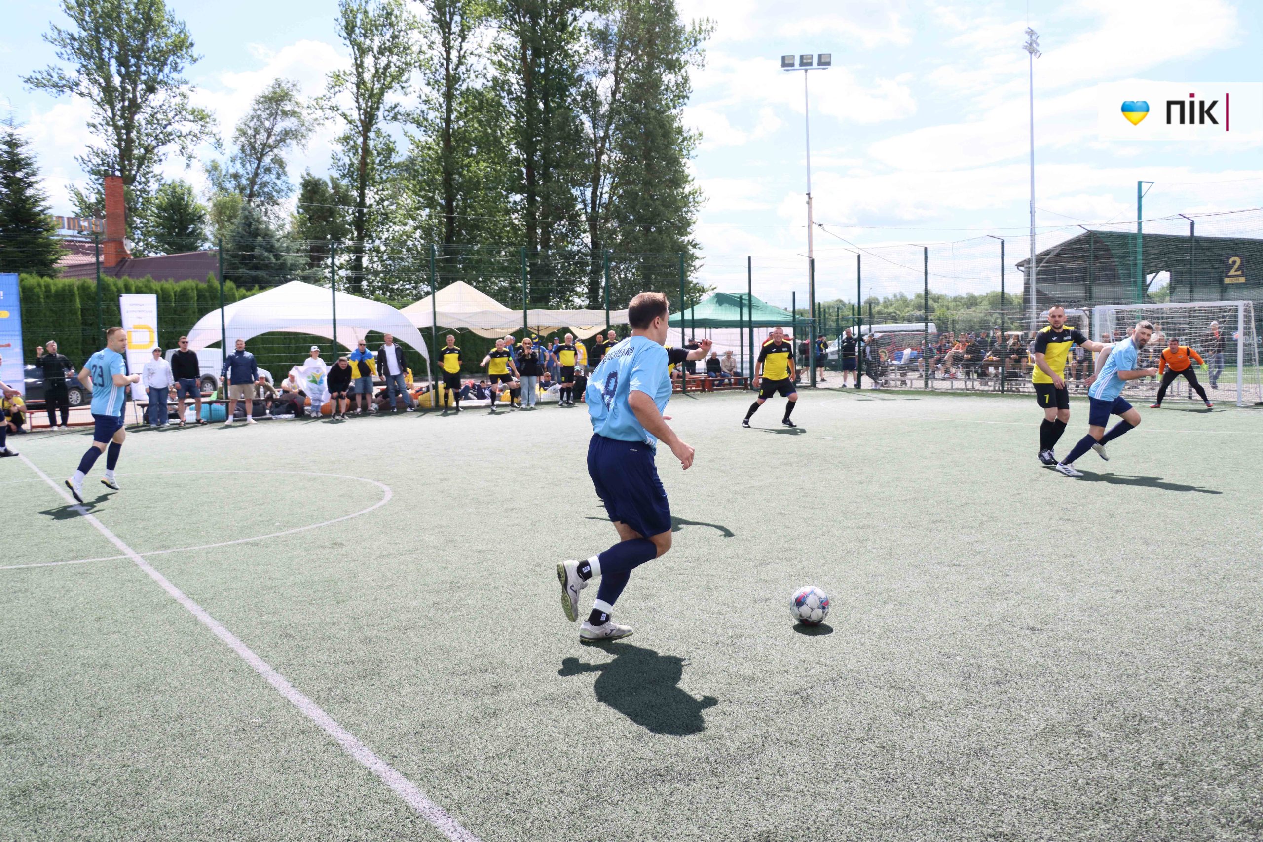 В Івано-Франківську стартував футбольний турнір ДТЕК Cup: 18 команд змагаються та збирають кошти для військових (ФОТОРЕПОРТАЖ) 79 IMG 9235 scaled