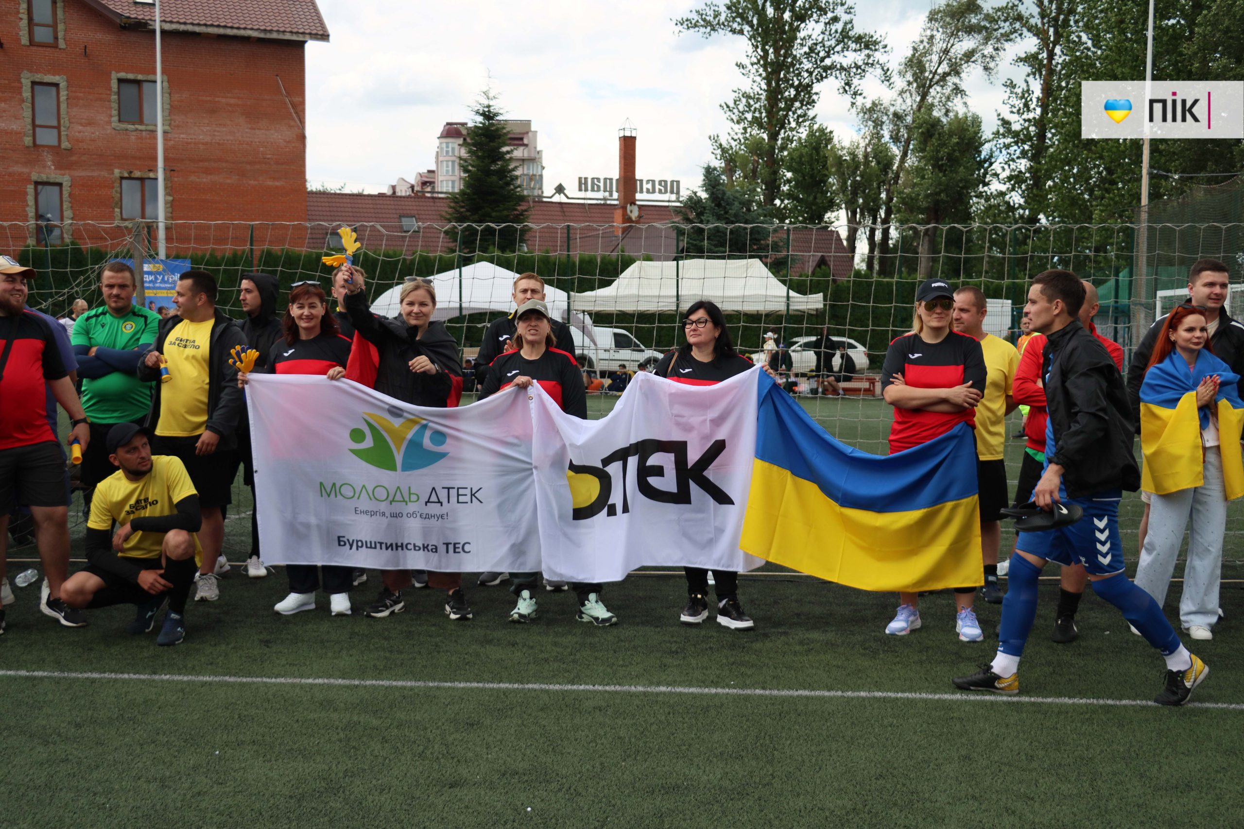 В Івано-Франківську стартував футбольний турнір ДТЕК Cup: 18 команд змагаються та збирають кошти для військових (ФОТОРЕПОРТАЖ) 30 IMG 9544 scaled