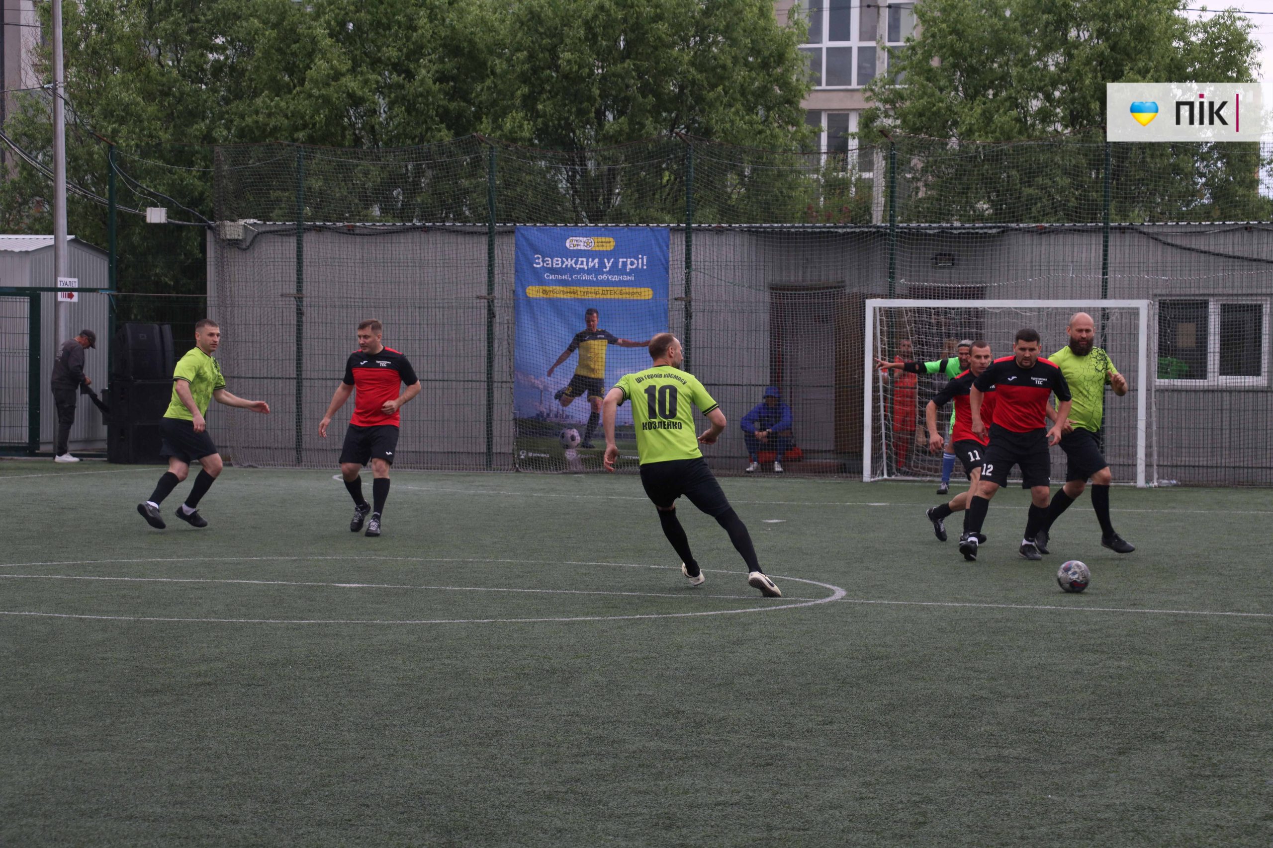 В Івано-Франківську стартував футбольний турнір ДТЕК Cup: 18 команд змагаються та збирають кошти для військових (ФОТОРЕПОРТАЖ) 35 IMG 9604 scaled