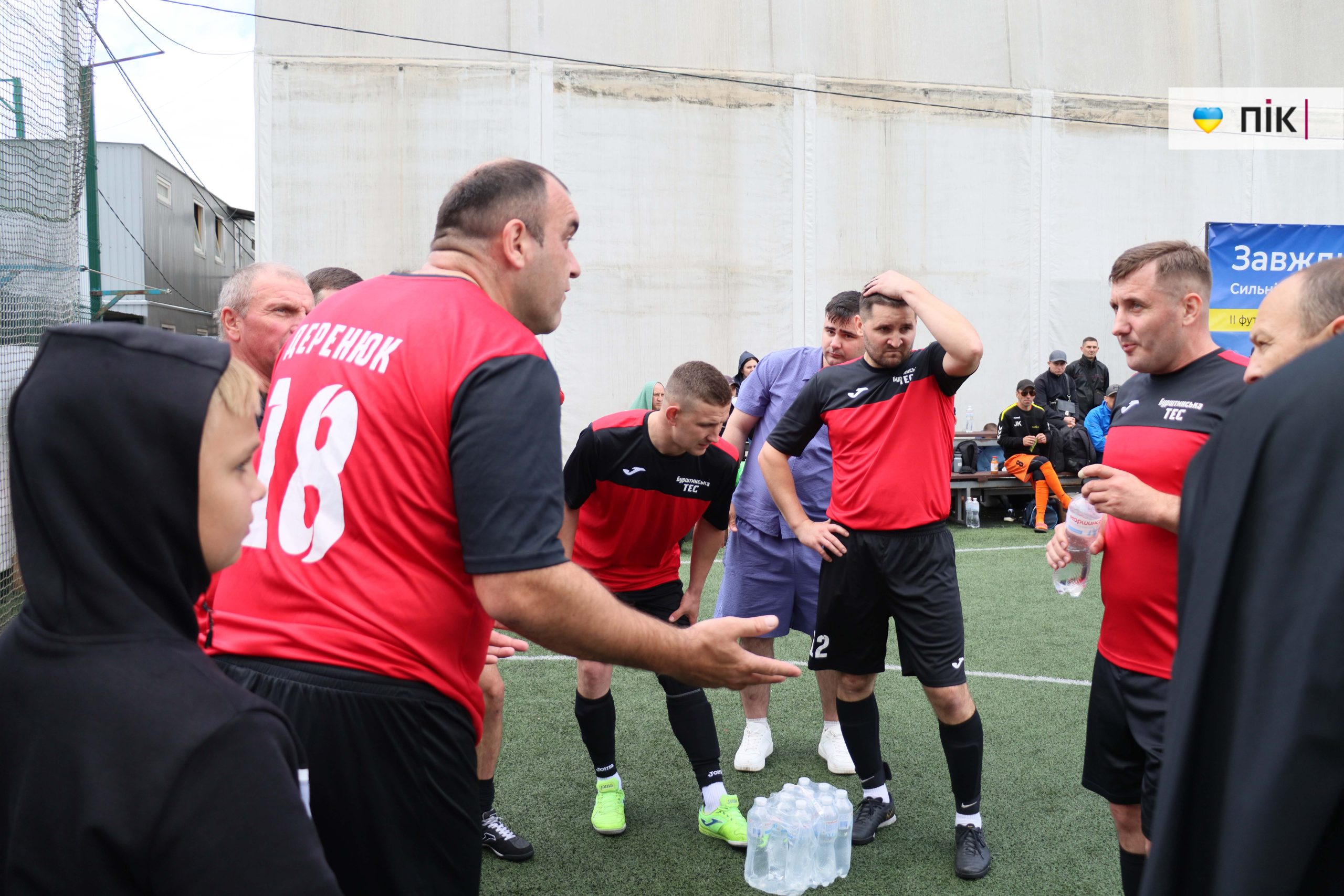 В Івано-Франківську стартував футбольний турнір ДТЕК Cup: 18 команд змагаються та збирають кошти для військових (ФОТОРЕПОРТАЖ) 43 IMG 9711 scaled