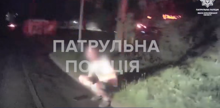 У Франківську патрульні знешкодили гранату без чеки, яку тримав в руці чоловік (ВІДЕО) 12 Znimok ekrana 2026 06 26 074449