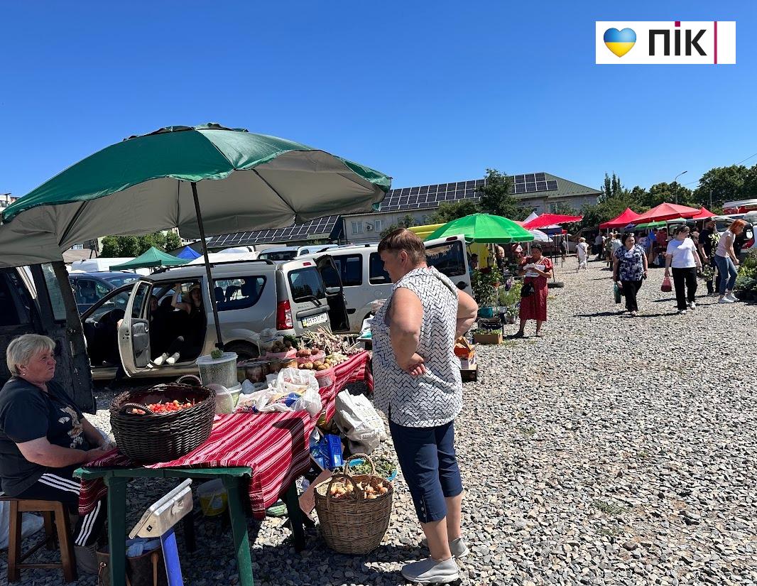 Доступність, ціни і виробники: чим приваблює ринок у Хриплині (ФОТОРЕПОРТАЖ) 1 image 80
